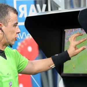 IMPLEMENTASI TEKNOLOGI VAR: TRANSFORMASI KUALITAS KOMPETISI SEPAK BOLA INDONESIA