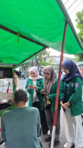 Program Pemberdayaan, Mahasiswa FFS UHAMKA Kelas 4h Beri Bantuan Modal Usaha Kepada Keluarga Dhuafa Di Jakarta Timur
