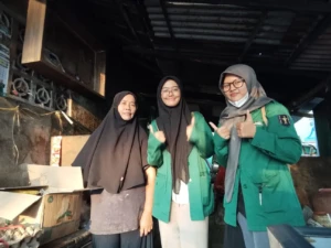 Siapkan Program Pemberdayaan, Mahasiswa Ffs Uhamka Beri Bantuan Modal Usaha Kepada Keluarga Dhuafa Di Jakarta Timur